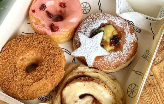 Pretty little box of Christmas flavors by @parisiantables Cranberry, mince pie, speculoos, & a cinnamon roll)